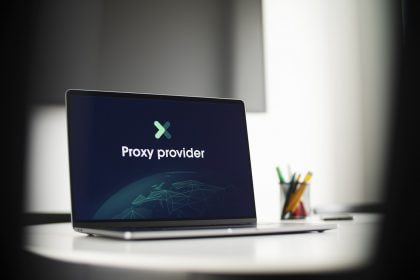 Ein Laptop mit der visuellen Darstellung einer Weltkarte und der Beschriftung „Proxy provider“.