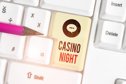 Casino Night steht auf einer Tastatur mit einem pinken Stift