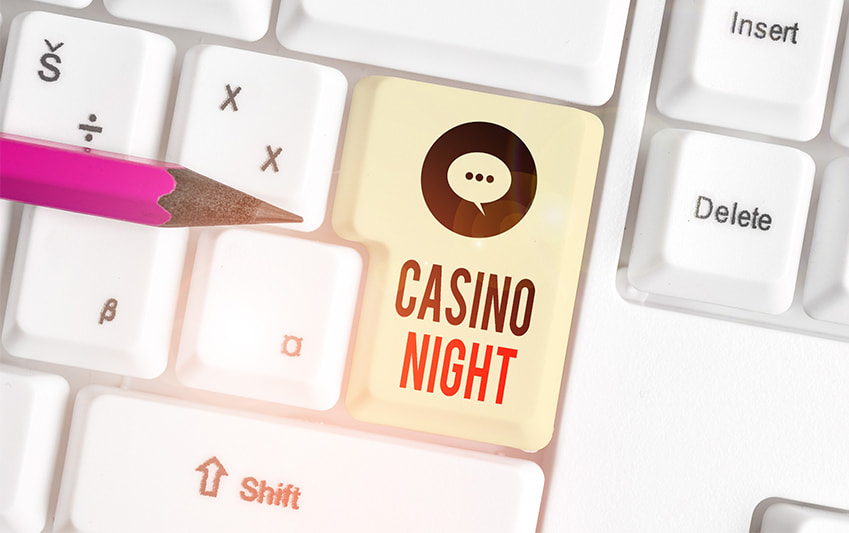 Casino Night steht auf einer Tastatur mit einem pinken Stift