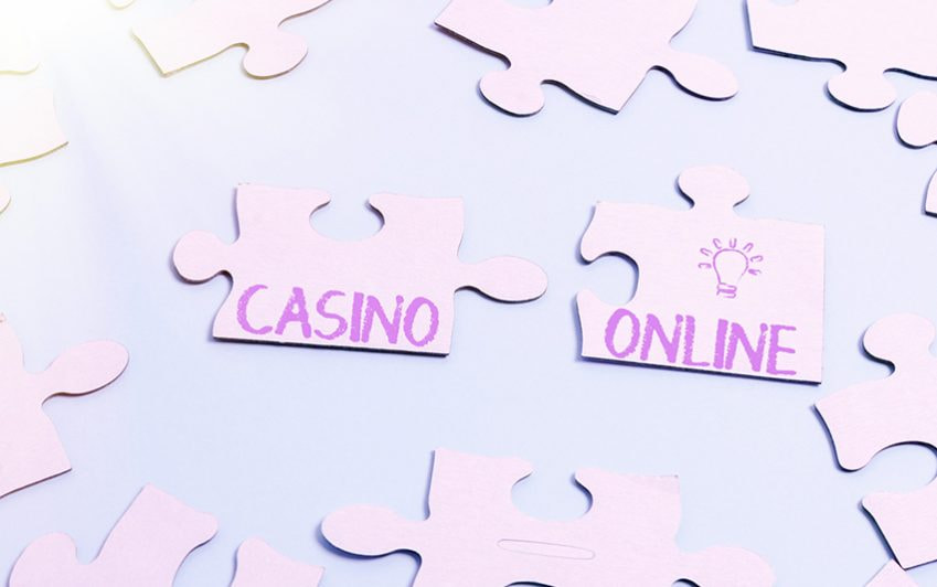 Zu sehen ist ein auseinandergebautes Puzzle auf dem Online Casino steht 