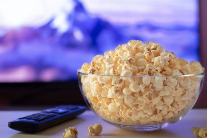 Eine Schüssel Popcorn vor dem Fernseher