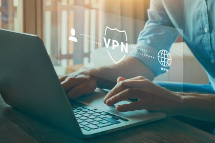 Eine Person arbeitet an einem Laptop.